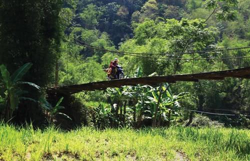 Có lúc phải qua những chiếc cầu treo Có lúc phải qua những chiếc cầu treo