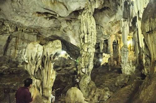 Thạch nhũ với nhiều hình thù kỳ dị Thạch nhũ với nhiều hình thù kỳ dị