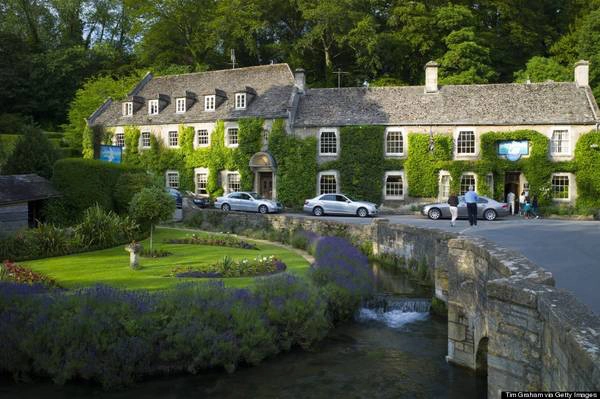 Du khách đến Bibury có thể nghỉ ngơi trong hai khách sạn nằm ngay bên trong ngôi làng với kiến trúc độc đáo, cũng được xây bằng đá và có bề dày lịch sử kéo dài hàng trăm năm. Ảnh: Huffingtonpost.com