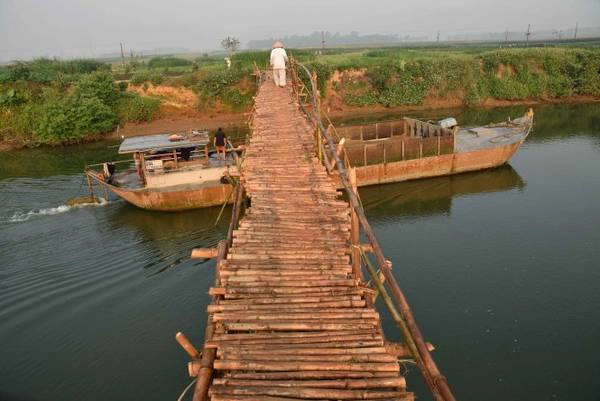 Tàu thuyền chui qua cầu Tàu thuyền chui qua cầu