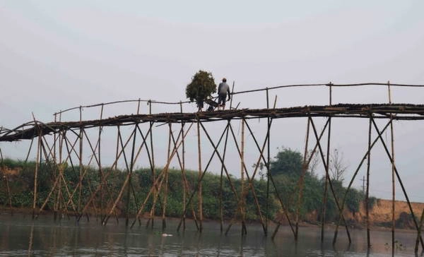 Tránh nhau giữa cầu trông rất chênh vênh Tránh nhau giữa cầu trông rất chênh vênh