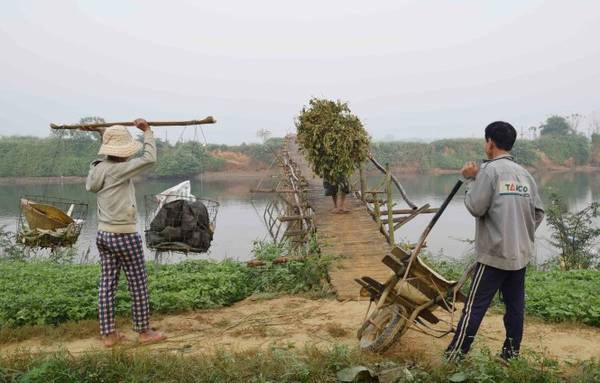 Gánh đồ cồng kềnh phải chờ, phải nhường nhau qua cầu Gánh đồ cồng kềnh phải chờ, phải nhường nhau qua cầu