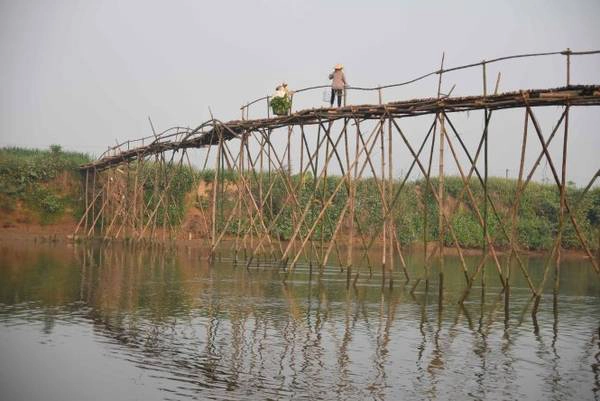 Hai gánh gặp nhau, ít nhiều gây khó khăn hơn cho người gánh nặng Hai gánh gặp nhau, ít nhiều gây khó khăn hơn cho người gánh nặng