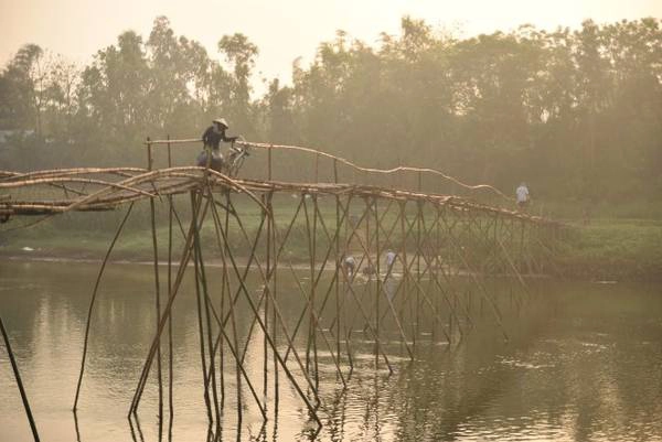 Một phụ nữ mang rau về đành để bành rau khỏi xe vì không kham nổi Một phụ nữ mang rau về đành để bành rau khỏi xe vì không kham nổi