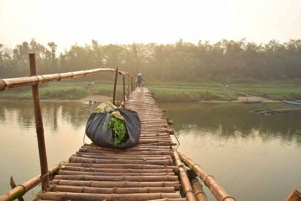 Bành rau nằm lại giữa cầu. Chị nói định dẫn xe qua rồi quay lại ôm rau đi bộ... Bành rau nằm lại giữa cầu. Chị nói định dẫn xe qua rồi quay lại ôm rau đi bộ...