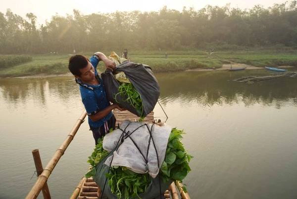 ...Một thanh niên qua sau túm lên xe đẩy mình ...Một thanh niên qua sau túm lên xe đẩy mình