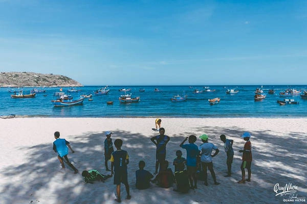 Ngoài Eo Gió, Hòn Khô cũng là một địa điểm mà bạn không thể bỏ qua khi đến Quy Nhơn. Từ đất liền, bạn có thể thuê tàu cá của dân địa phương để qua đảo. Bạn có thể đề nghị chủ thuyền cho đi tham quan quanh đảo, ngắm san hô và tắm giữa biển. Ngoài Eo Gió, Hòn Khô cũng là một địa điểm mà bạn không thể bỏ qua khi đến Quy Nhơn. Từ đất liền, bạn có thể thuê tàu cá của dân địa phương để qua đảo. Bạn có thể đề nghị chủ thuyền cho đi tham quan quanh đảo, ngắm san hô và tắm giữa biển.