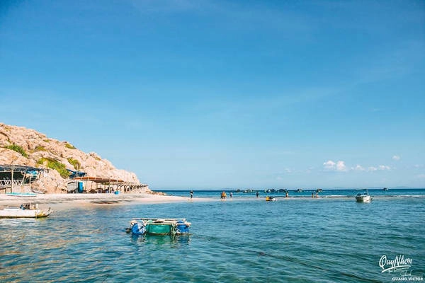 Bãi biển ở quanh Hòn Khô rất có nhiều đá, nhưng đây là một trong những nơi có bãi tắm biển sạch, hoang sơ nhất. Bãi biển ở quanh Hòn Khô rất có nhiều đá, nhưng đây là một trong những nơi có bãi tắm biển sạch, hoang sơ nhất.