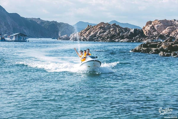 Đến Hòn Khô quả thật có rất nhiều trải nghiệm thú vị. Bạn có thể thuê canô lướt trên những con sóng biển, để cái nắng, cái gió biển táp vào mặt tạo ra cảm giác thoải mái và khoan khoái vô cùng. Đến Hòn Khô quả thật có rất nhiều trải nghiệm thú vị. Bạn có thể thuê canô lướt trên những con sóng biển, để cái nắng, cái gió biển táp vào mặt tạo ra cảm giác thoải mái và khoan khoái vô cùng.
