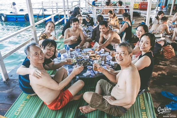 Vui chơi xong xuôi, bạn có thể thưởng thức hải sản trên các bè hải sản. Hải sản ở đây rất tươi sống, có nhiều chủng loại như ốc vú nàng, cua, ghẹ, nhum biển… Đặc biệt bạn không thể bỏ qua món cháo hải sản, đây là món cháo ngon nhất mà tôi đã từng được ăn. Vui chơi xong xuôi, bạn có thể thưởng thức hải sản trên các bè hải sản. Hải sản ở đây rất tươi sống, có nhiều chủng loại như ốc vú nàng, cua, ghẹ, nhum biển… Đặc biệt bạn không thể bỏ qua món cháo hải sản, đây là món cháo ngon nhất mà tôi đã từng được ăn.