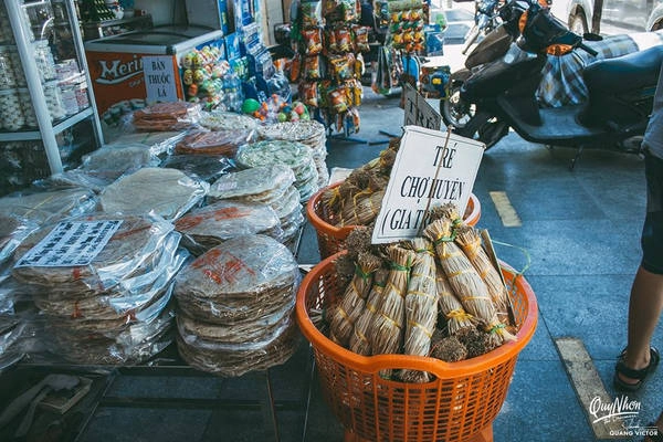 Về trung tâm thành phố buổi tối, bạn đừng bỏ lỡ cơm gà ở nhà hàng Quê Hương tại đường Lê Hồng Phong. Nếu bạn muốn mua đặc sản làm quà, không có thích hợp hơn nem chợ huyện, mắm nhum Mỹ An, rượu Bàu Đá hay bánh ít lá gai... Về trung tâm thành phố buổi tối, bạn đừng bỏ lỡ cơm gà ở nhà hàng Quê Hương tại đường Lê Hồng Phong. Nếu bạn muốn mua đặc sản làm quà, không có thích hợp hơn nem chợ huyện, mắm nhum Mỹ An, rượu Bàu Đá hay bánh ít lá gai...