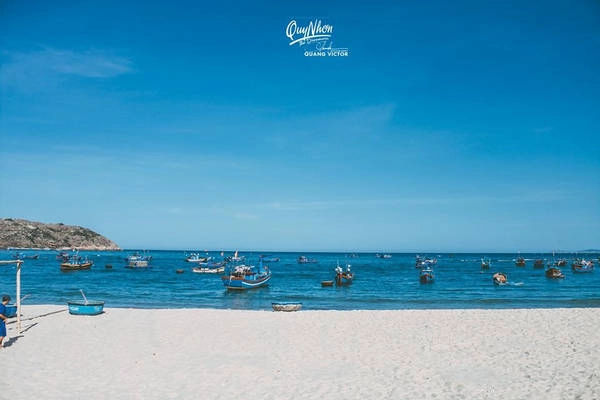 Tôi đáp chuyến bay từ sân bay Nội Bài vào sân bay Phù Cát, với khoảng 1 giờ 30 phút bay trong cái nắng chói chang của Bình Định, nhưng nắng ở đây không gắt như nắng ngoài Bắc. Tôi đáp chuyến bay từ sân bay Nội Bài vào sân bay Phù Cát, với khoảng 1 giờ 30 phút bay trong cái nắng chói chang của Bình Định, nhưng nắng ở đây không gắt như nắng ngoài Bắc.