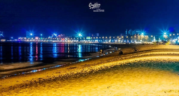 Ngoài đi,dạo bờ biển hay tìm một quán cà phê ngồi nhâm nhi, hay đi xe máy lượn lờ ngắm thành phố với cây cầu vượt sông Thị Nại mê hoặc trong ánh đèn về đêm. Ngoài đi,dạo bờ biển hay tìm một quán cà phê ngồi nhâm nhi, hay đi xe máy lượn lờ ngắm thành phố với cây cầu vượt sông Thị Nại mê hoặc trong ánh đèn về đêm.