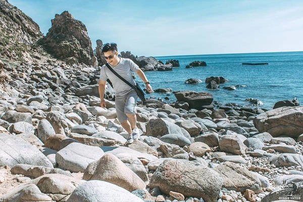 Nắng ở Quy Nhơn lên sớm, tầm 6h là chói chang rồi, được cái nắng không hề rát như Hà Nội. Biển ở đây rất êm đềm, sóng nhẹ chỉ gợn lăn tăn, bờ biển thoải sạch, nước trong xanh. Nắng ở Quy Nhơn lên sớm, tầm 6h là chói chang rồi, được cái nắng không hề rát như Hà Nội. Biển ở đây rất êm đềm, sóng nhẹ chỉ gợn lăn tăn, bờ biển thoải sạch, nước trong xanh.
