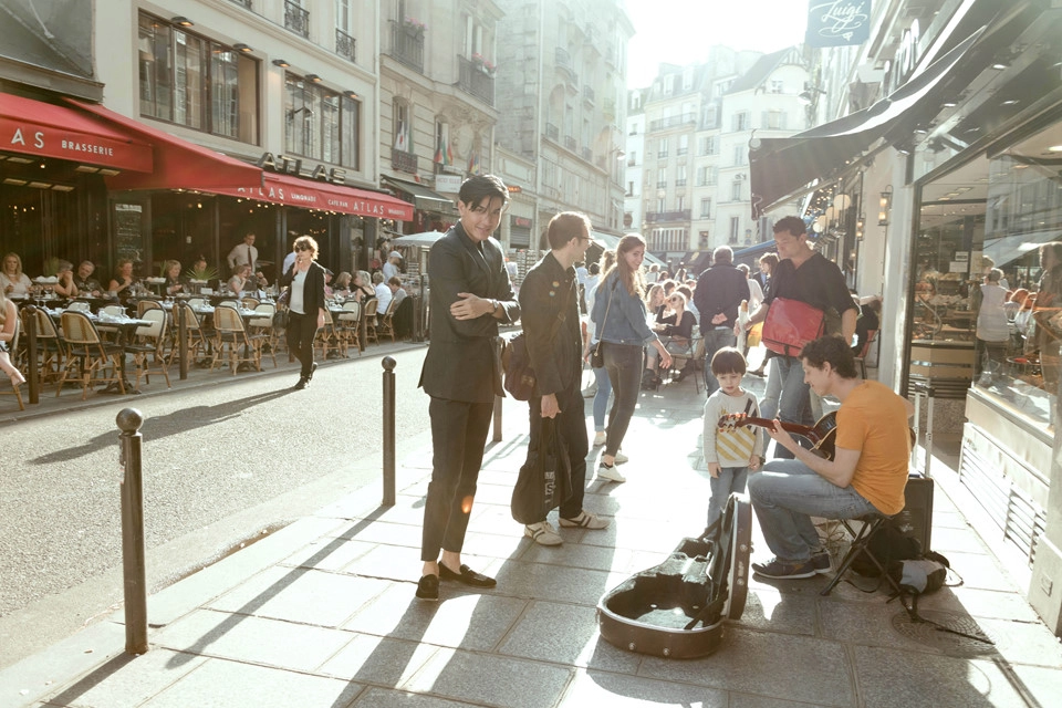 Đến với thủ đô nước Pháp những ngày cuối tháng 5, khi Paris đang dần bước sang mùa hè rực rỡ, bạn có thể tận hưởng không khí náo nhiệt, vui tươi từ những loại hình nghệ thuật diễn ra khắp nơi trên đường phố, trong công viên, nhà thờ. Đến với thủ đô nước Pháp những ngày cuối tháng 5, khi Paris đang dần bước sang mùa hè rực rỡ, bạn có thể tận hưởng không khí náo nhiệt, vui tươi từ những loại hình nghệ thuật diễn ra khắp nơi trên đường phố, trong công viên, nhà thờ.