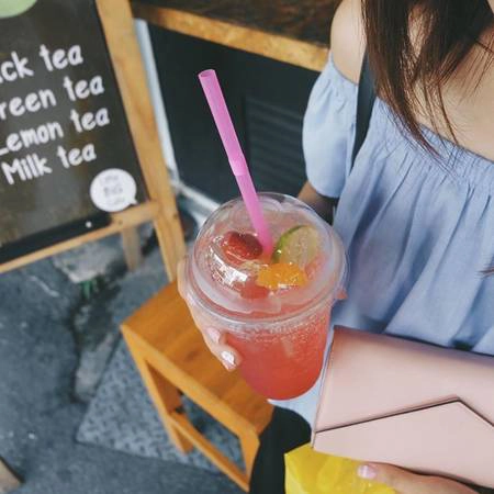Trên đường đi bộ, bạn có thể mua sinh tố hay hoa quả bán trên phố như măng cụt, sầu riêng... Tất cả đều rất tươi ngon và rẻ. Trên đường đi bộ, bạn có thể mua sinh tố hay hoa quả bán trên phố như măng cụt, sầu riêng... Tất cả đều rất tươi ngon và rẻ.