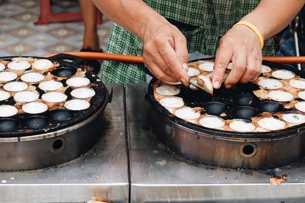 Ẩm thực Thái Lan là sự hòa trộn tinh tế của thảo dược, gia vị và thực phẩm tươi sống, với những phong cách nấu nướng đặc biệt. Bạn sẽ không thể nào quên vị chua cay độc đáo của các món ăn mà bạn dễ dàng tìm thấy trên đường phố Bangkok. Ẩm thực Thái Lan là sự hòa trộn tinh tế của thảo dược, gia vị và thực phẩm tươi sống, với những phong cách nấu nướng đặc biệt. Bạn sẽ không thể nào quên vị chua cay độc đáo của các món ăn mà bạn dễ dàng tìm thấy trên đường phố Bangkok.