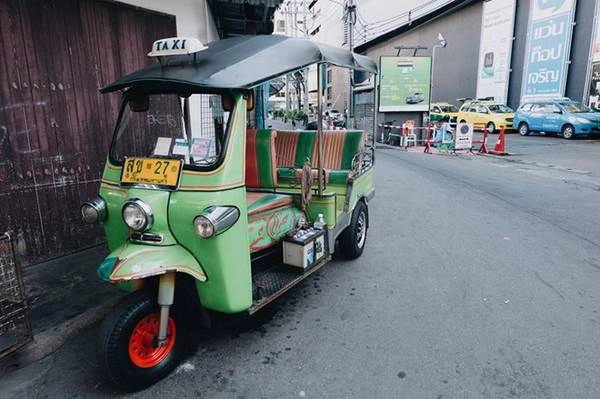 Sự gần gũi, thân thiện của nền văn hóa Thái Lan nói chung và con người Thái Lan nói riêng đã trở thành một trong những yếu tố thu hút du khách đến với đất nước chùa vàng. Sự gần gũi, thân thiện của nền văn hóa Thái Lan nói chung và con người Thái Lan nói riêng đã trở thành một trong những yếu tố thu hút du khách đến với đất nước chùa vàng.