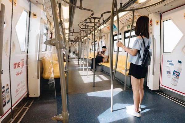 Bangkok là một thành phố phát triển và phục vụ du lịch rất tốt, nên việc đi lại khá đơn giản . Tàu điện ngầm là phương tiện tôi thấy thích thú nhất. Bangkok là một thành phố phát triển và phục vụ du lịch rất tốt, nên việc đi lại khá đơn giản . Tàu điện ngầm là phương tiện tôi thấy thích thú nhất.