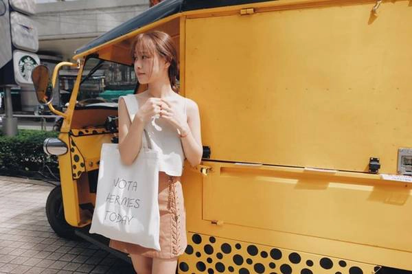 Chúng tôi suốt ngày ăn hàng quán vỉa hè, ăn nhiều tới mức nghiện thức ăn đường phố. Việc la cà trên phố kiếm cái gì ngon ngon đã trở thành niềm vui. Chúng tôi suốt ngày ăn hàng quán vỉa hè, ăn nhiều tới mức nghiện thức ăn đường phố. Việc la cà trên phố kiếm cái gì ngon ngon đã trở thành niềm vui.