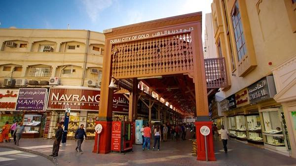 Khu chợ vàng nổi tiếng của Dubai nằm dọc đường Sikkat Al-Khail ở Deira, mở cửa từ 10-22h vào thứ bảy tới thứ 5 và từ 16-22h vào thứ sáu. Ảnh: Expedia. Khu chợ vàng nổi tiếng của Dubai nằm dọc đường Sikkat Al-Khail ở Deira, mở cửa từ 10-22h vào thứ bảy tới thứ 5 và từ 16-22h vào thứ sáu. Ảnh: Expedia.
