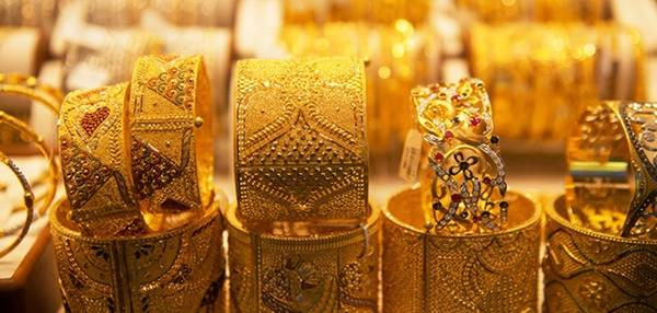 Chính quyền Dubai giám sát chặt chẽ chất lượng vàng được bán ở các cửa hàng trong chợ, do đó du khách không phải lo chuyện hàng giả. Tuy nhiên, điều này không áp dụng với những người bán rong, do đó tốt nhất bạn nên thận trọng. Ảnh: Fourseasons. Chính quyền Dubai giám sát chặt chẽ chất lượng vàng được bán ở các cửa hàng trong chợ, do đó du khách không phải lo chuyện hàng giả. Tuy nhiên, điều này không áp dụng với những người bán rong, do đó tốt nhất bạn nên thận trọng. Ảnh: Fourseasons.