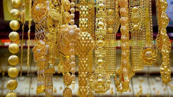 <strong>Đừng mua hàng rong: </strong>Bạn có thể an tâm mua vàng trong các cửa hàng do có chính quyền Dubai đảm bảo, nhưng những người bán rong không được giám sát và bạn sẽ rất dễ mua phải đồ giả. Ảnh: Expedia. <strong>Đừng mua hàng rong: </strong>Bạn có thể an tâm mua vàng trong các cửa hàng do có chính quyền Dubai đảm bảo, nhưng những người bán rong không được giám sát và bạn sẽ rất dễ mua phải đồ giả. Ảnh: Expedia.