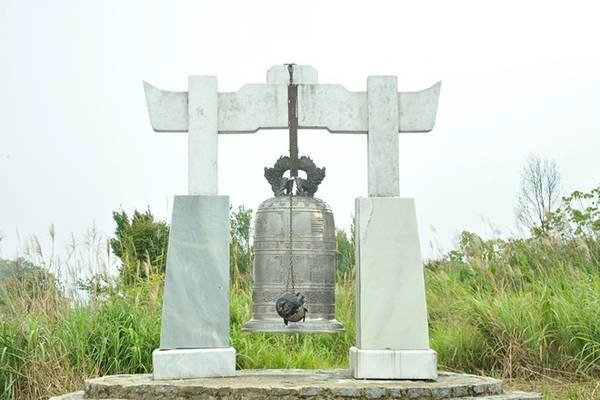 Chuông đồng trên đỉnh Bạch Mã. Chuông đồng trên đỉnh Bạch Mã.
