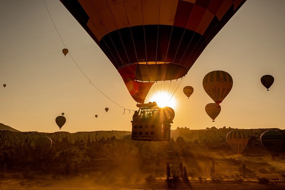 Tại Cappadocia, bạn còn có cơ hội trải nghiệm cảm giác lơ lửng trên khinh khí cầu và tận hưởng cảnh sắc bình minh, hoàng hôn ấm áp giữa tiết trời mùa đông giá lạnh. Ảnh: Pixabay.