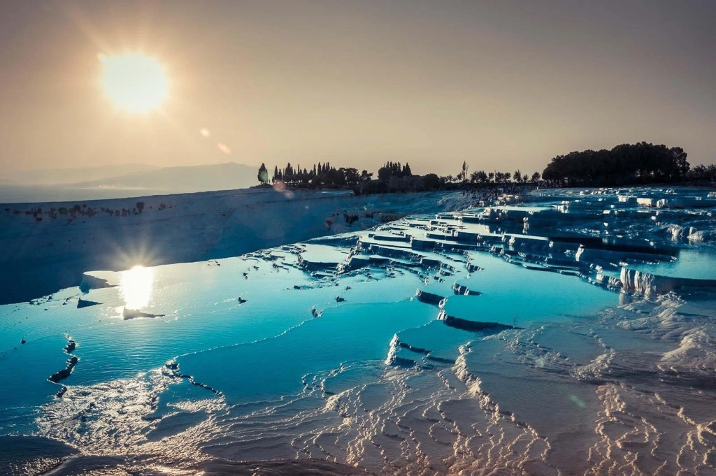 Chiêm ngưỡng lâu đài bông Pamukkale: Pamukkale nằm trong thung lũng sông Menderes thuộc tỉnh Denizli. Vùng đất này nổi tiếng với sự kỳ vĩ của những lâu đài bông màu trắng xóa. Ảnh: Gggtur.