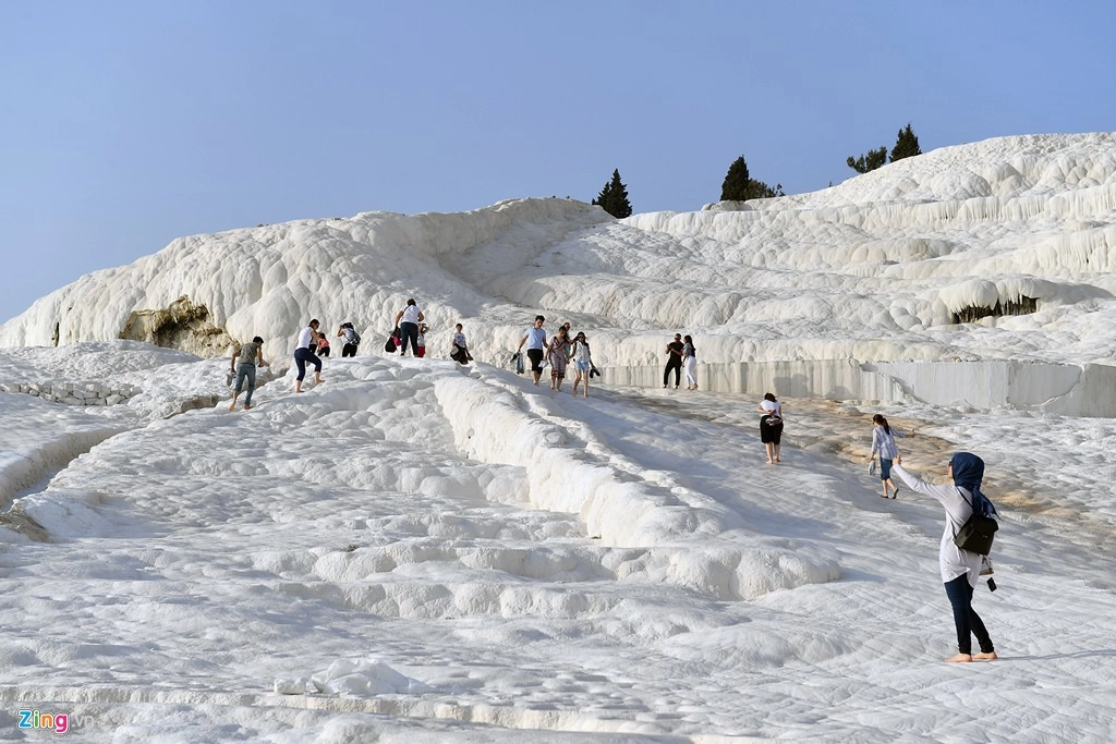 Pamukkale là niềm tự hào của người dân địa phương. Ban quản lý đã ra các quy định nghiêm ngặt để bảo vệ di sản độc đáo này. Du khách đến đây sẽ phải cởi giày, tháo dép và không để lại gì ngoài những dấu chân. Ảnh: Hoàng Hà.