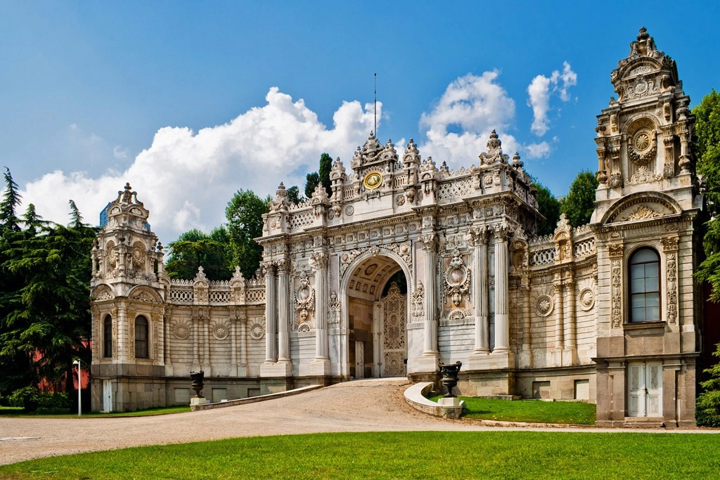 Khám phá cung điện Dolmabahce: Cung điện Dolmabahce được xây dựng giữa thế kỷ 19 là viên ngọc quý của thành phố Istanbul. Toàn bộ không gian được thiết kế theo phong cách châu Âu bởi 2 kiến trúc sư Garabet Amira Balyan và Nigoğayos Balyan. Ảnh: Howtoistanbul.