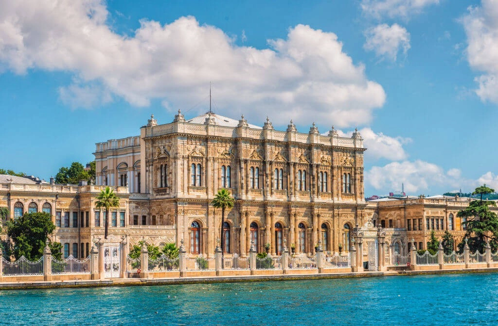 Dolmabahce nằm ngay eo biển Bosphorus, mang lại cho du khách cái nhìn toàn cảnh giữa hai bờ lục địa Á - Âu. Ngoài ra, khu vườn trong khuôn viên hay tháp đồng hồ được thiết kế với phong cách tân baroque là một điểm nhấn thu hút những ai từng đến đây. Ảnh: Beforetravelturkey.