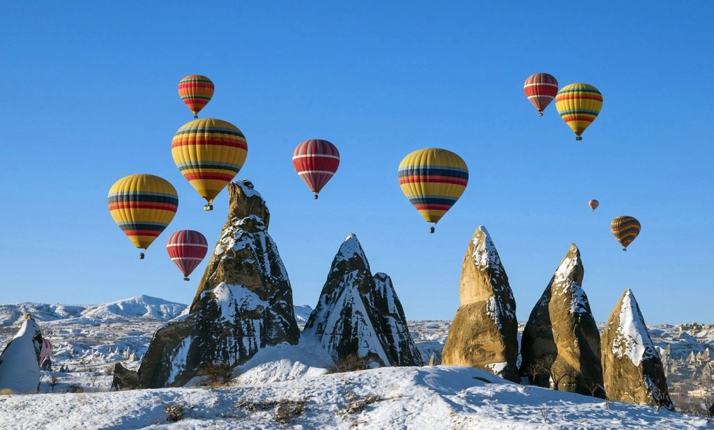 Lạc vào xứ sở thần tiên Cappadocia: Thung lũng Cappadocia hay còn có tên "thung lũng nấm" là kỳ quan thiên nhiên. Nơi đây hiện ra với vẻ đẹp diệu kỳ từ những khối đá trầm tích “độc nhất vô nhị”, trường tồn theo thời gian. Ảnh: Getty Images.