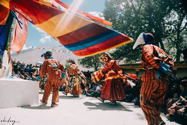 ladakh-tieu-tay-tang-cua-an-do-dung-den-neuZanskar tuy hẻo lánh nhưng là vùng đất giàu sắc màu tinh thần, người Zanskar thường tổ chức các lễ hội trong năm, họ hóa trang, ca hát, nhảy múa... những khúc hùng ca về cuộc chiến giữa cái thiện và cái ác.