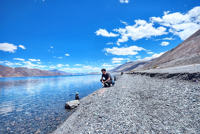 Đến đây, du khách có thể tận hưởng nhiều cảnh sắc tuyệt đẹp như: hồ Pangong quay bộ phim Three idiots, hay ngắm hoàng hôn và bình minh tuyệt đẹp ở hồ Tsomoriri, đắm mình cùng không gian thiên nhiên vô tận ở làng Turtuk, cưỡi những chú lạc đà đáng yêu ở sa mạc trắng vùng Nubra.