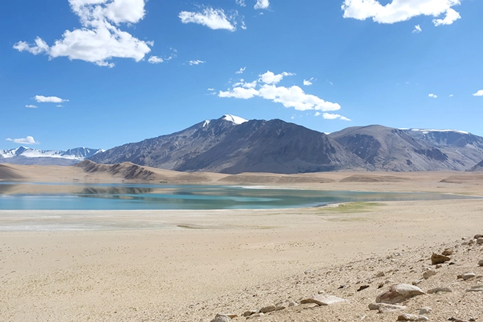 Hồ Tsomoriri có tên gọi nghĩa là "hồ núi", nằm trên cao Changthang thuộc vùng Jammu và Kashmir ở miền Bắc Ấn Độ. Tuy không nổi tiếng như hồ Pangong nhưng khung cảnh nơi đây cũng vẫn khiến người khác thổn thức. Hồ nằm ở độ cao hơn 4.500 m so với mực nước biển, dài gần 20 km, diện tích 120 km2 và độ sâu tối đa là hơn 100 m.