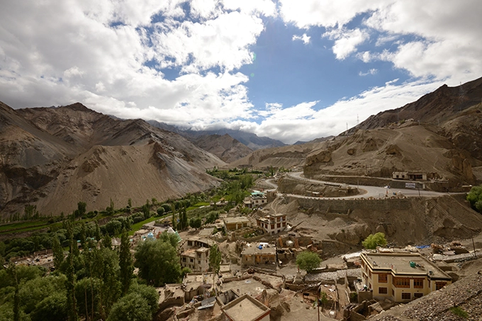 Thời gian tốt nhất để đến Ladakh là giữa tháng 6 và tháng 10. Lúc này nhiệt độ dao động khoảng 16-30 độ C. Từ tháng 11, tuyết rơi dày và nhiệt độ có thể giảm mạnh tới âm 35 độ C nên gây ra khá nhiều khó khăn về sức khoẻ cũng như con đường di chuyển của khách du lịch.