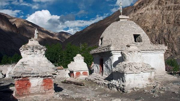 Để khám phá Ladakh, đoàn của phóng viên BBC đã mất một tuần trekking qua thung lũng Markha, ở trong các nhà dân bên đường. Hành trình của họ bắt đầu từ làng Zhingchan, cách Leh 50 km về phía tây nam, đi qua hai chặng đèo núi nằm ở độ cao 4.900 m với nhiều góc nhìn ngoạn mục ở Shang Sumdo, cách Leh 48 km về phía nam.  Dọc đường đi, họ nhanh chóng quen với cảnh tượng của những ngôi tháp chorten xây bằng đá tượng trưng cho sự hiện diện của Phật. Các tháp chùa này là nơi để cầu nguyện, phản ánh cũng như lưu trữ những di tích Phật giáo địa phương. Tháp thường nằm ở nơi linh thiêng như hướng về đỉnh núi hoặc cổng làng, chúng được xem như nơi ban phát năng lượng tích cực tới những người sống quanh đó hoặc đi qua. 