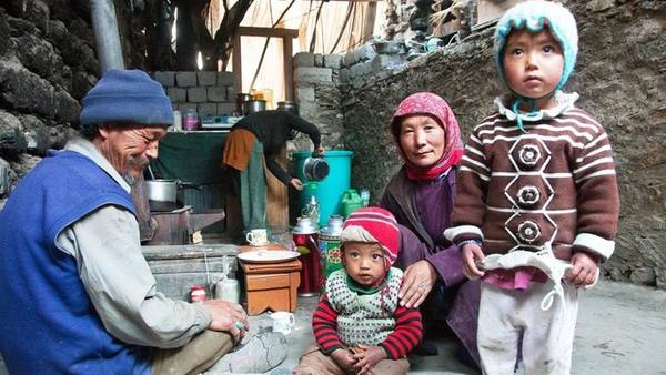 Trong thung lũng Markha, dân đi trek có thể tìm chỗ ngủ qua đêm bằng cách lần theo những tấm biển bên ngoài nhà dân và hỏi liệu họ có phòng trống cho đêm đó không. Giá homestay ở Ladakh không thay đổi nhiều theo mùa. Các gia đình sẽ cho bạn chỗ ngủ, phục vụ các món địa phương như momos (bánh bao), tingmo (bánh mì hấp) và thukpa (mì). Trong một gia đình mà đoàn nghỉ tại làng Skiu, trẻ em chơi đùa bên ông bà trong khu bếp, trong khi mẹ chúng chuẩn bị trà và bữa sáng là bánh mì dẹt cho khách. Mặc dù một số nhà đã có thiết bị hiện đại như đèn năng lượng mặt trời, cuộc sống nơi đây vẫn bình dị như bao thế kỷ qua: những cánh đồng, nhà cửa đắp bằng bùn, và người dân thì quây quần bên bếp lửa mỗi tối. 