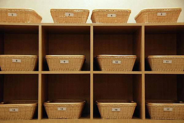 3. Cởi bỏ quần áo: Thường thì các suối nước nóng đều yêu cầu người tắm cởi bỏ quần áo và để vào các giỏ hoặc tủ chứa đồ. Bạn chỉ có thể đem theo các khăn nhỏ vào khu tắm. 3. Cởi bỏ quần áo: Thường thì các suối nước nóng đều yêu cầu người tắm cởi bỏ quần áo và để vào các giỏ hoặc tủ chứa đồ. Bạn chỉ có thể đem theo các khăn nhỏ vào khu tắm.
