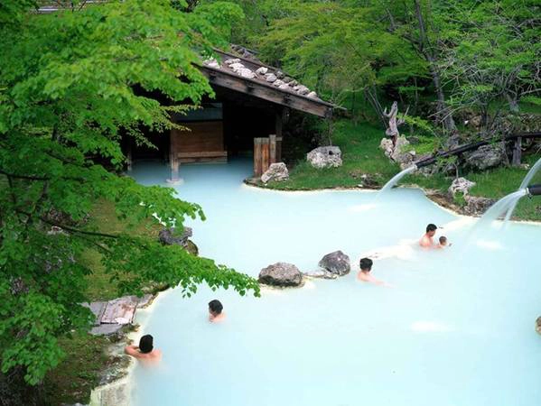 7. Không làm ồn: Suối nước nóng là nơi để mọi người thư giãn, do đó bạn không nên cười đùa quá to hay làm nước bắn tung tóe. 7. Không làm ồn: Suối nước nóng là nơi để mọi người thư giãn, do đó bạn không nên cười đùa quá to hay làm nước bắn tung tóe.