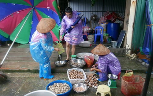 Du khách tự túc đi chợ, nấu ăn để tiết kiệm chi phí. Ảnh: Quý Đoàn Du khách tự túc đi chợ, nấu ăn để tiết kiệm chi phí. Ảnh: Quý Đoàn