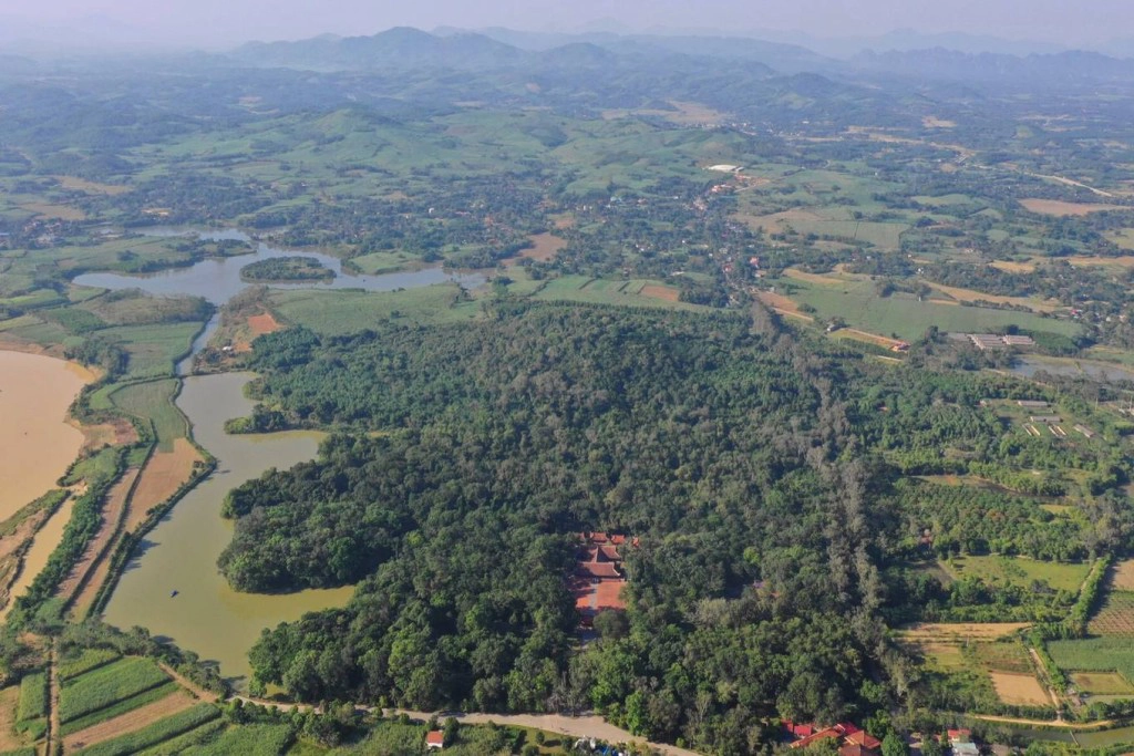 Thành điện Lam Kinh phía bắc dựa vào núi Dầu, phía trước thành hướng nam và nhìn ra sông Chu - có núi Chúa làm bình phong, bên trái là rừng Phú Lâm, bên phải là núi Hương và núi Hàm Rồng chắn phía tây. Năm 1962, nơi đây đã được công nhận là Di tích lịch sử cấp quốc gia. Đến năm 2012, khu di tích Lam Kinh tiếp tục được công nhận là Di tích quốc gia đặc biệt. Khởi nguồn, lễ hội Lam Kinh bắt đầu sau khi vua Lê Thái Tổ băng hà và được đưa về an táng tại Lam Kinh năm 1433. Ngày nay, cứ đến ngày 21 (giỗ Lê Lai) và 22 (giỗ Lê Lợi) tháng 8 Âm lịch hàng năm, nhân dân trong vùng lại tổ chức lễ hội Lam Kinh để tưởng nhớ công ơn các bậc tiền nhân. Thành điện Lam Kinh phía bắc dựa vào núi Dầu, phía trước thành hướng nam và nhìn ra sông Chu - có núi Chúa làm bình phong, bên trái là rừng Phú Lâm, bên phải là núi Hương và núi Hàm Rồng chắn phía tây. Năm 1962, nơi đây đã được công nhận là Di tích lịch sử cấp quốc gia. Đến năm 2012, khu di tích Lam Kinh tiếp tục được công nhận là Di tích quốc gia đặc biệt. Khởi nguồn, lễ hội Lam Kinh bắt đầu sau khi vua Lê Thái Tổ băng hà và được đưa về an táng tại Lam Kinh năm 1433. Ngày nay, cứ đến ngày 21 (giỗ Lê Lai) và 22 (giỗ Lê Lợi) tháng 8 Âm lịch hàng năm, nhân dân trong vùng lại tổ chức lễ hội Lam Kinh để tưởng nhớ công ơn các bậc tiền nhân.