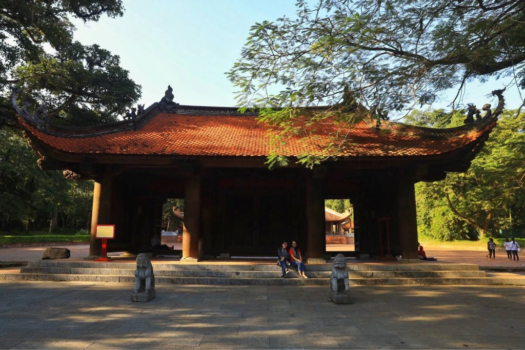 Muốn vào khu chính điện, khách phải đi qua Ngọ môn có 3 gian, gian giữa rộng 4,6 m, gian bên rộng 3,5 m. Nền Ngọ môn rộng 11 m, dài hơn 14 m, có 3 cửa ra vào. Cửa giữa rộng 3,6 m, cửa hai bên rộng 2,74 m và được bố trí hàng cột chính giữa. Đặc điểm của bốn cột giữa là kích thước lớn, đường kính chân cột 78 cm. Muốn vào khu chính điện, khách phải đi qua Ngọ môn có 3 gian, gian giữa rộng 4,6 m, gian bên rộng 3,5 m. Nền Ngọ môn rộng 11 m, dài hơn 14 m, có 3 cửa ra vào. Cửa giữa rộng 3,6 m, cửa hai bên rộng 2,74 m và được bố trí hàng cột chính giữa. Đặc điểm của bốn cột giữa là kích thước lớn, đường kính chân cột 78 cm.