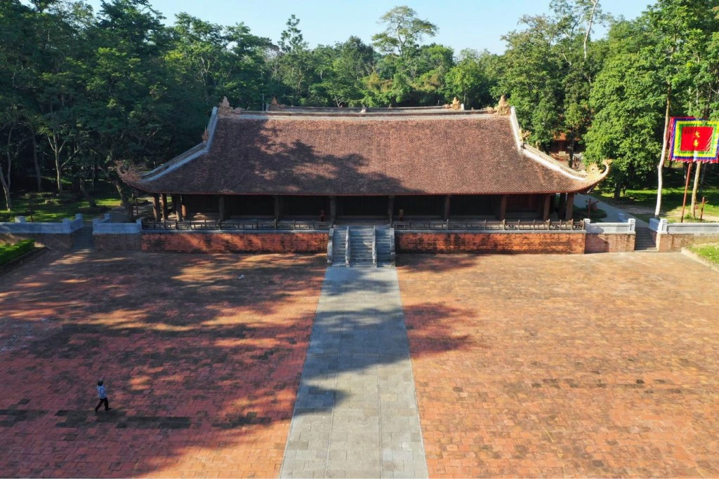 Qua Ngọ môn vào đến sân rồng. Sân trải rộng khắp bề ngang chính điện và đến sát thềm hai nhà tả vu và hữu vu với tổng diện tích hơn 3.500 m2. Qua Ngọ môn vào đến sân rồng. Sân trải rộng khắp bề ngang chính điện và đến sát thềm hai nhà tả vu và hữu vu với tổng diện tích hơn 3.500 m2.