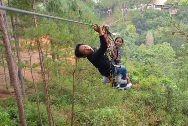 Huấn luyện viên cứu hộ một người chơi không thể đi hết được đoạn cáp treo nối hai bờ thung lũng - Ảnh: Mai Vinh Huấn luyện viên cứu hộ một người chơi không thể đi hết được đoạn cáp treo nối hai bờ thung lũng - Ảnh: Mai Vinh