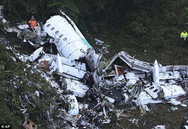 Hiện trường vụ rơi máy bay làm 75 người chết ở Colombia ngày 28-11 - Ảnh: AP Hiện trường vụ rơi máy bay làm 75 người chết ở Colombia ngày 28-11 - Ảnh: AP