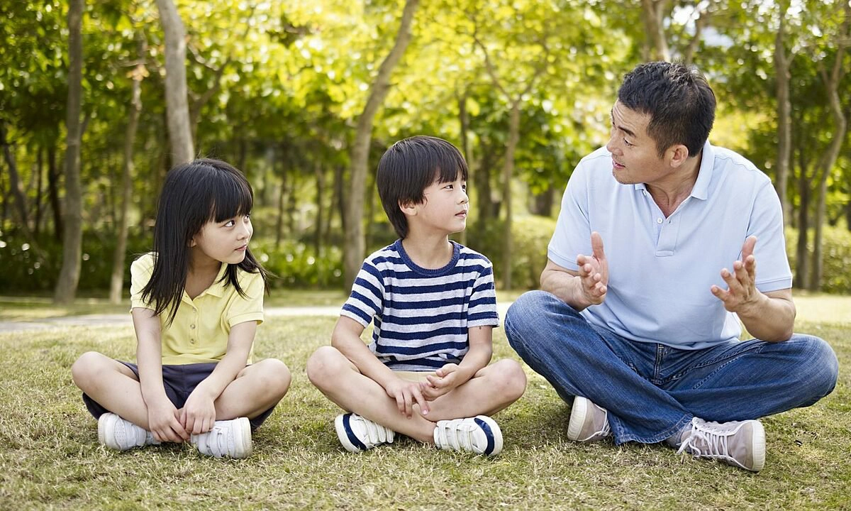 trẻ gặp người lạ