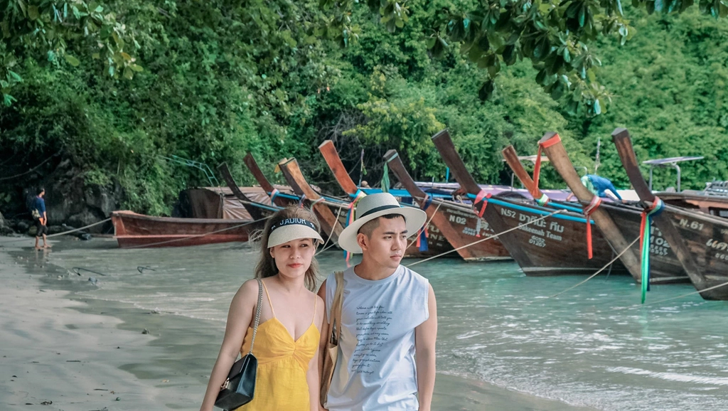 Để chuyến đi "nhàn hơi" hơn, bạn có thể chọn khám phá Krabi theo tour. Các tour được nhiều du khách lựa chọn thường đi đảo Koh Phi Phi và các đảo lân cận như Bamboo, Monkey Beach, Viking Cave, Pileh Lagoon hoặc tour đi đảo Hong. Giá tour dao động từ 1.000-1.200 bath/người kèm phí môi trường (tương đương 1-1,2 triệu đồng).